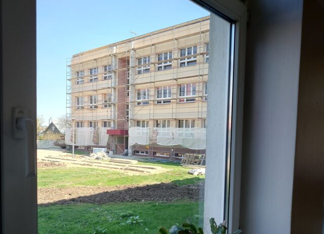 budynek szkoły w Werbkowicach widziany przez okno